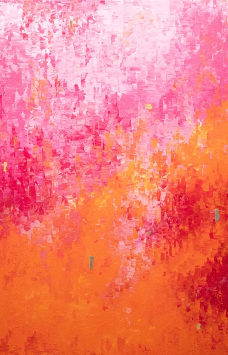 Bild der Künstlerin Carola Fleischhauer Ein elegantes orange-pinkes Gemälde mit Gold-Elementen, welches in abstrakter Form einen Sonnenuntergang wiederspiegelt.