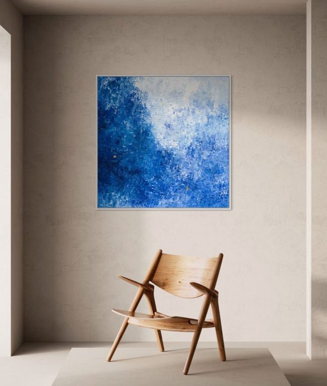 Bid von Carola Fleischhauer im Raum Blau-weißes Gemälde von C. Fleischhauer mit Gold-Elementen vor beiger Wand. Davor steht ein Holz-Stuhl. Zeigt, wie das Bild im Raum wirkt.